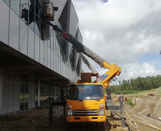 21米高空作业车助力地铁项目外墙设备安装